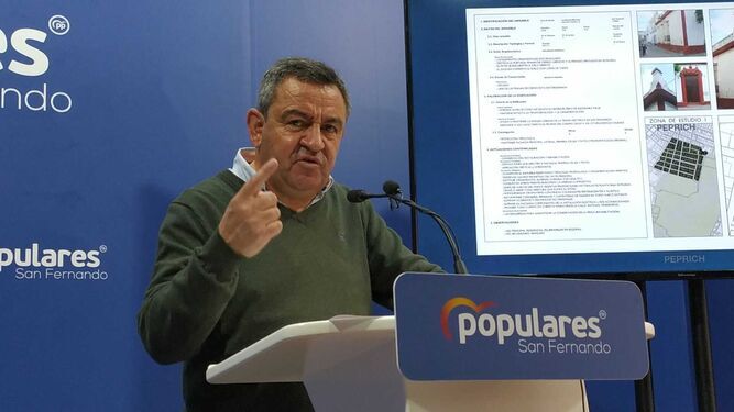 El anterior portavoz del PP, José Loaiza, durante una de las comparecencias que hizo para denunciar las irregularidades en las obras de la casa de la edil de Urbanismo.