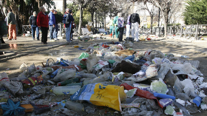 Imagen de archivo de un cúmulo de basura durante la celebración del Carnaval de Cádiz