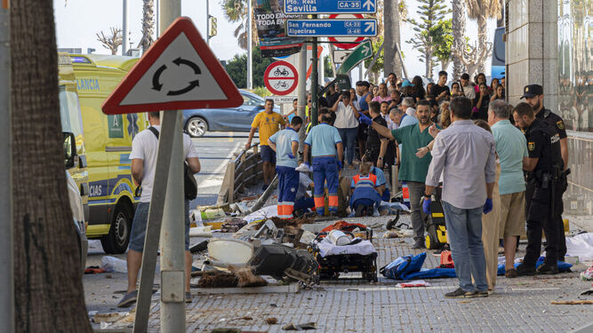 Una de las espeluznantes imágenes que dejó tras de sí el accidente del autobús de Cádiz
