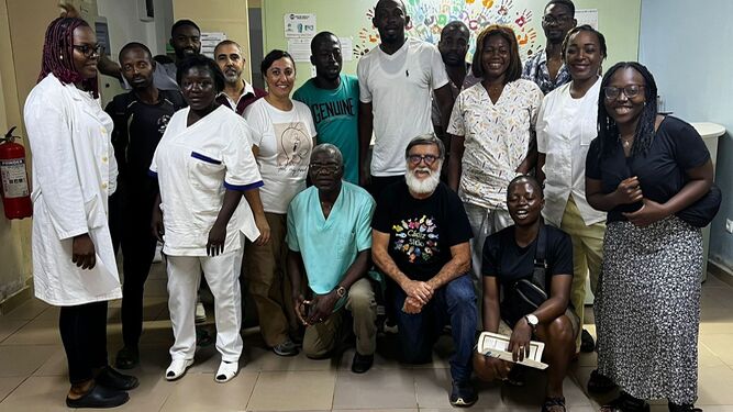 Grupo local de trabajo en una de las misiones médicas de la Fundación La Vicuña en África.