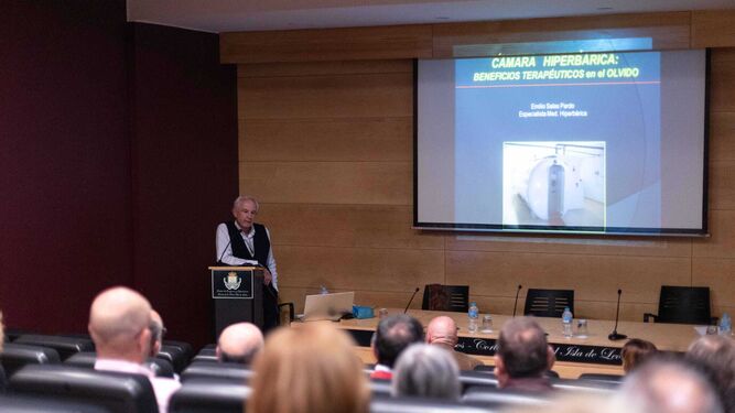 El doctor Emilio Salas Pardo, durante su charla sobre la Cámara Hiperbárica del hospital de San Carlos.