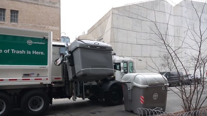 El camión de recogida de basuras de carga lateral que ha estrenado ahora la ciudad de Nueva York.