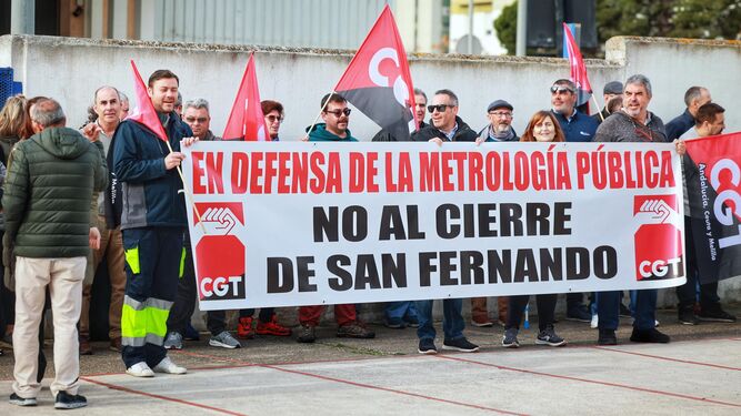 Concentración contra el cierre del laboratorio de metrología en San Fernando tras 32 años de servicio.