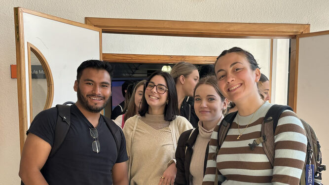 Un grupo de estudiantes llegados del extranjero para cursar en la UCA con la beca Erasmus.