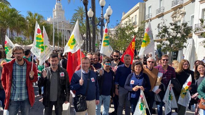 Representantes de Izquierda Unida, protestando en Cádiz.