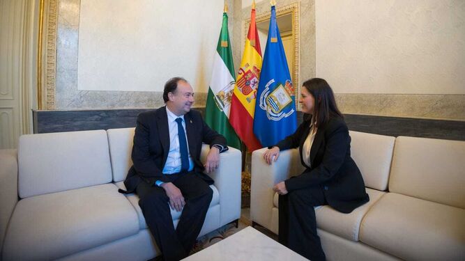 La alcaldesa y el nuevo rector de la UCA en el Ayuntamiento de San Fernando.