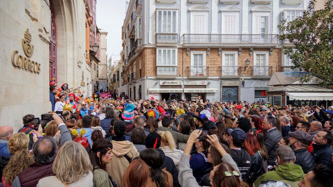 Coplas en la escalera del edificio de Correos en el Carnaval de Cádiz de 2023.