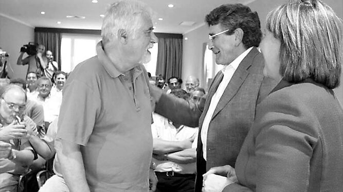Avelino Arias conversa con Luis Pizarro y María Jesús Castro en un acto en la sede del PSOE de San Fernando en 2003.