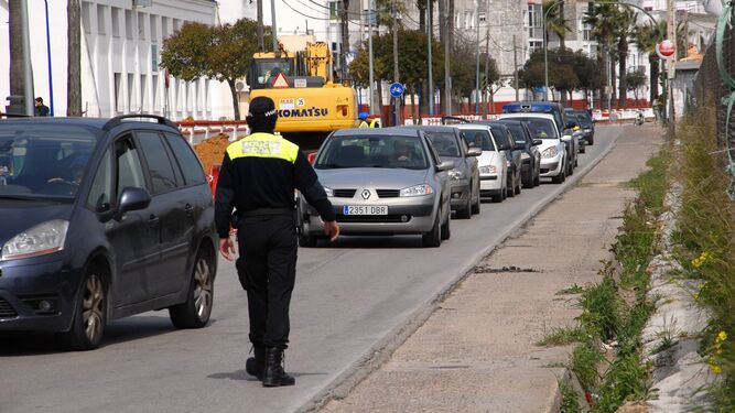 Vehículos en la carretera de La Carraca a su paso por la barriada Bazán, en una imagen de archivo.