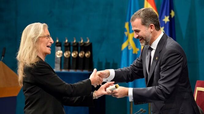 El entonces Príncipe de Asturias entrega su galardón a Annie Leibovitz