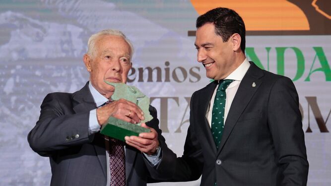 Curro Romero recibe el premio de manos del presidente de la Junta, Juanma Moreno.