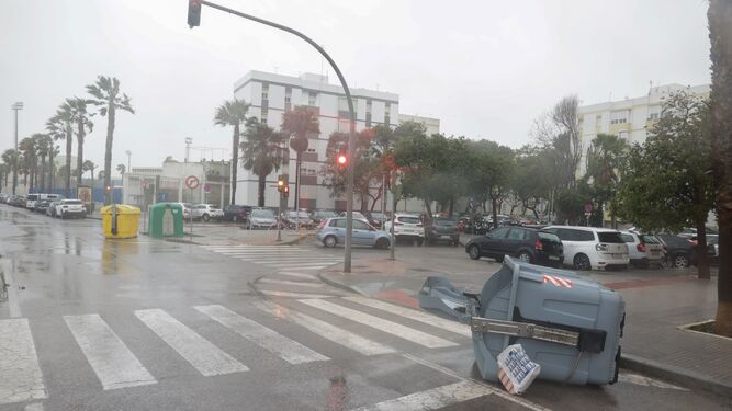 Mucha lluvia y contenedores volcados en Cádiz.
