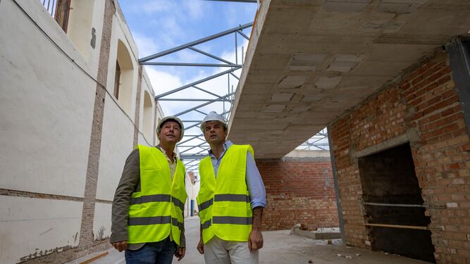Bruno García con casco y peto de obra, visitando los antiguos depósitos de tabaco.
