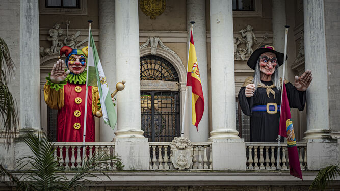 El Dios Momo y la Bruja Piti, en el balcón del Ayuntamiento de Cádiz.