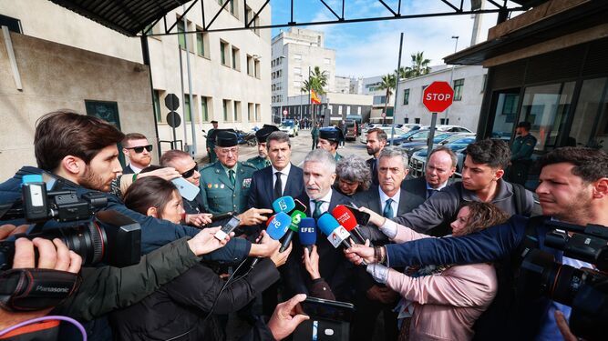 El ministro Grande-Marlaska atiende a los medios de comunicación en la entrada a la Comandancia de la Guardia Civil en Cádiz.