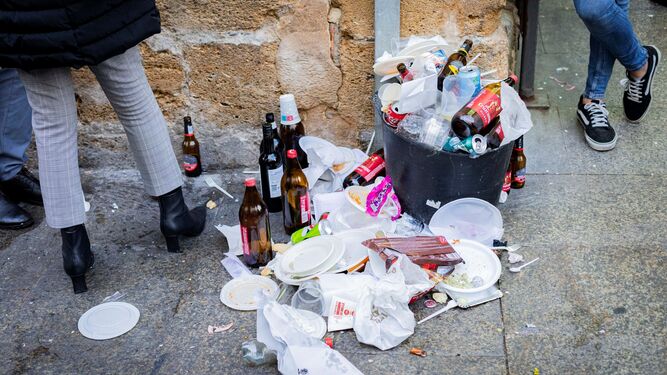 Desperdicios y botellas arrojadas en una esquina de Cádiz durante estas fiestas.
