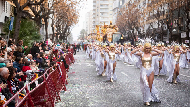 El ballet y la carroza del Cádiz fenicio al inicio del desfile