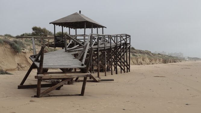 Desperfectos en los accesos de madera a las playas de Rota.