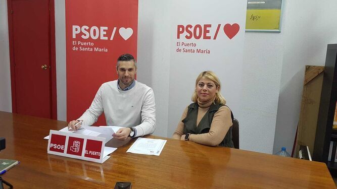 El portavoz del PSOE, Ángel Mª González, junto a Saray Sánchez.