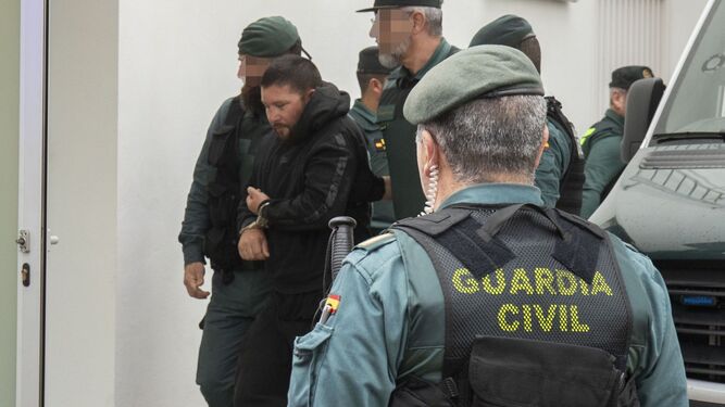 Los detenidos por la muerte de dos guardias civiles en Barbate llegan al juzgado