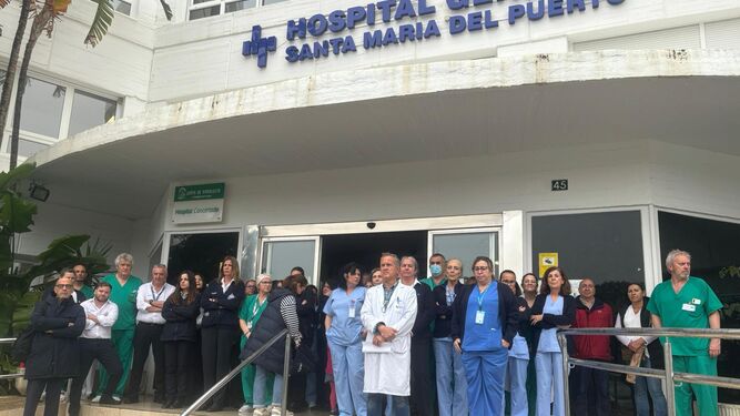 Una imagen del minuto de silencio en el hospital Santa María de El Puerto.