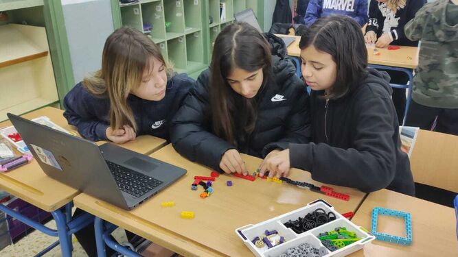 Los colegios Tofiño y San Ignacio cumplen 5 años con el programa Aquae Stem para potenciar la ciencia entre sus alumnas