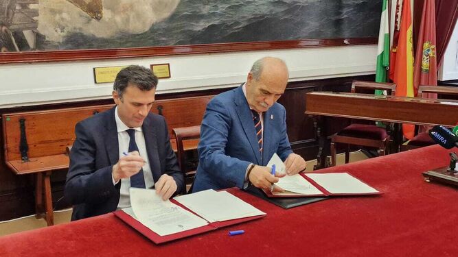 El alcalde de Cádiz y el presidente del Consejo firman el convenio para la colaboración económica municipal de este 2024.