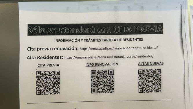 En las oficinas de Emasa del Palacio de Congresos informan sobre todos los trámites a seguir para la obtención o renovación de la tarjeta de aparcamiento regulado para Cádiz