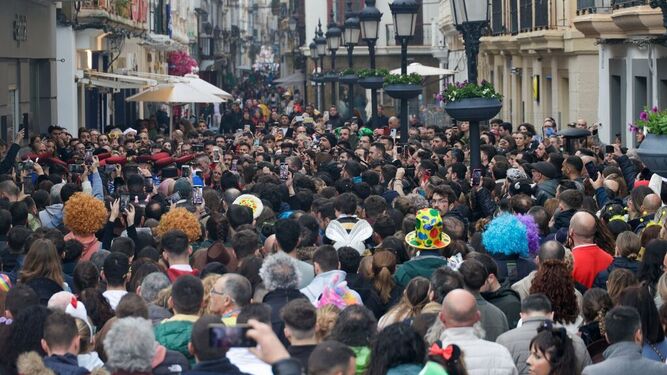 Una calle de Cádiz, abarrotada durante este pasado Domingo de Carnaval