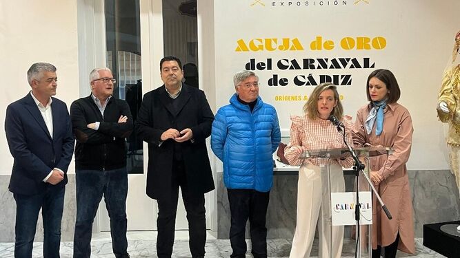 Modesto Barragán, Manolo Casal, Javier Benítez, Antonio Montiel, Maite González y Beatriz Gandullo , durante el acto de inauguración de la exposición, en la Casa del Carnaval.