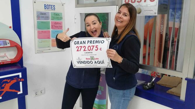 Ana Jesús Carrasco y Cristina Prieto celebran el premio en 'Las Niñas'