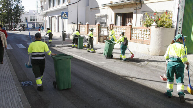 Trabajadores del servicio de limpieza pública, en plena actividad.