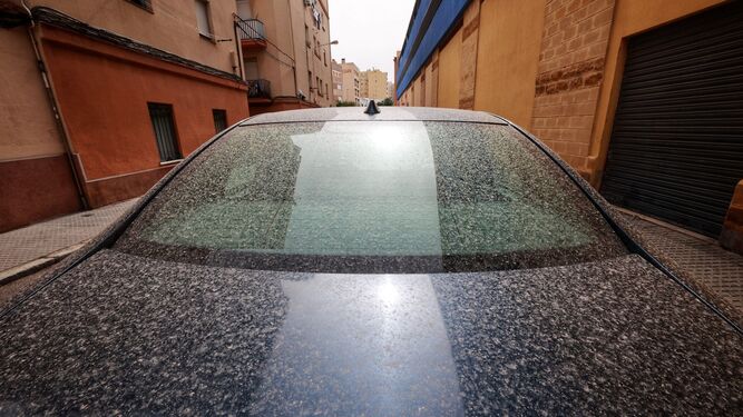 Un coche, sucio de barro, durante el último episodio de calima en Cádiz.