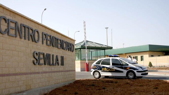 Acceso al centro penitenciario de Sevilla II.