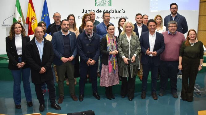 La delegada del Gobierno andaluz en Cádiz, Mercedes Colombo, y el delegado territorial de Empleo, Daniel Sánchez, con los representantes municipales de los 21 municipios que recibirán estas ayudas de empleo y formación.