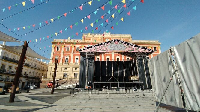 El escenario de Carnaval en la Plaza del Rey, en pleno montaje.