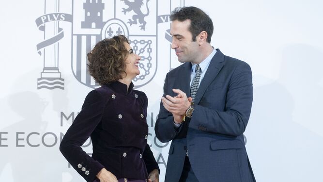 La vicepresidenta y ministra de Hacienda, María Jesús Montero, con el ministro de Economía, Carlos Cuerpo, en una imagen de archivo