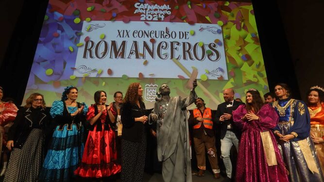 La concejala de Fiestas entrega el primer premio de romanceros a 'Quillo, tómatelo con filosofía'.
