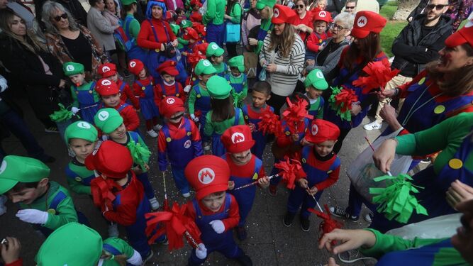 Los pasacalles escolares brindan la cara más simpática del Carnaval en San Fernando.