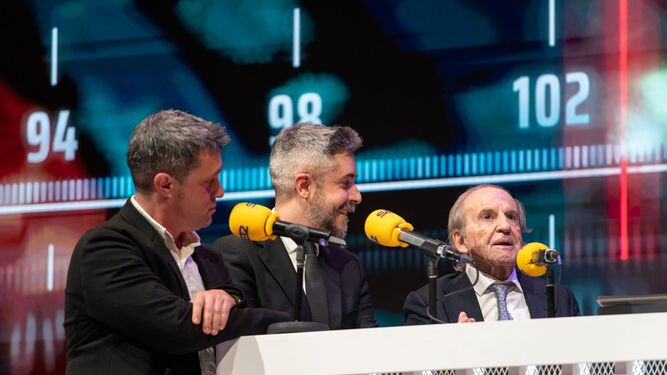 José María García, con Dani Garrido en la gala del centenario de Radio Barcelona
