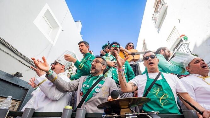 El coro 'El gremio' canta en el carrusel del barrio de La Viña.