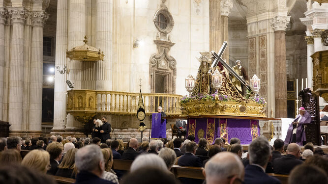 El paso de Afligidos en la Catedral con motivo del vía crucis que inauguraba la Cuaresma de este 2024 en Cádiz.