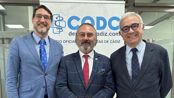 Firma del convenio entre el Colegio de Dentistas de Cádiz, la Asociación Andaluza de Cirugía Bucal y el Máster de Cirugía Bucal