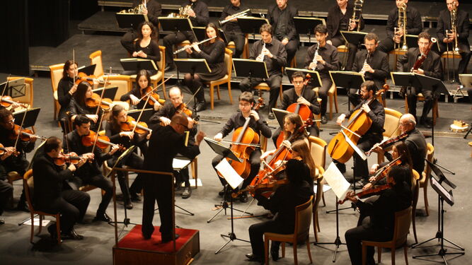 El director de José Luis López Aranda en uno de sus anteriores conciertos en el Gran Teatro Falla.