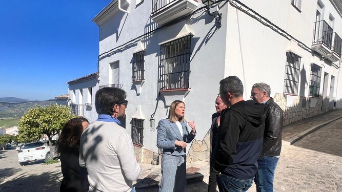La diputada del PSOE, Ana Carrera, y el alcalde Santiago Galván, en la zona de viviendas afectadas del pueblo.