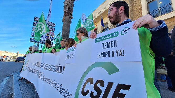 Miembros del CSIF concentrados ante la Subdelegación del Gobierno en Cádiz.