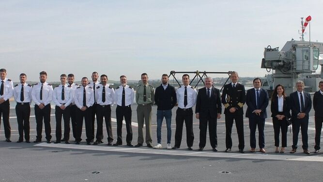 La visita de representantes del Cádiz a la Base de Rota.