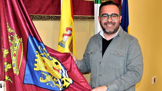 Fede Díaz sosteniendo la Bandera de Chiclana