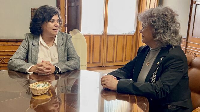 Carmen Álvarez reunida con Blanca Flores, nueva subdelegada del Gobierno central en Cádiz