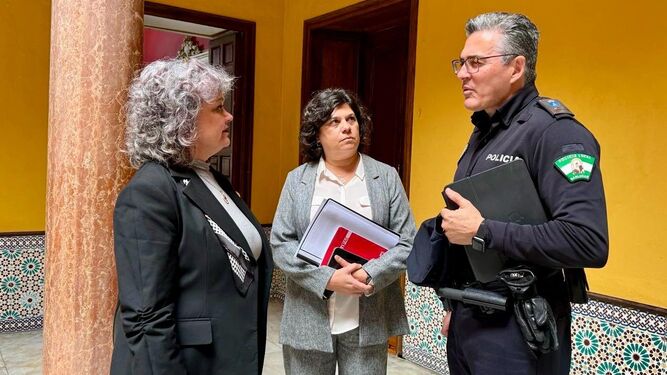 Carmen Álvarez, en el centro, junto a Blanca Flores, subdelegada del Gobierno, y un agente de la Policía Local de Sanlúcar.